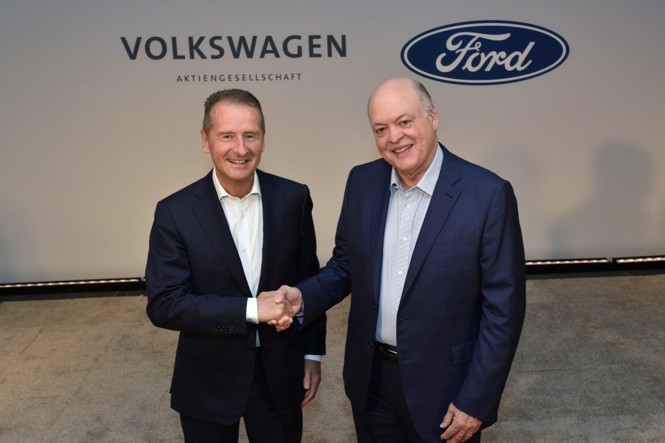 El CEO de VW, Herbert Diess, y el de Ford, Jim Hackett.
