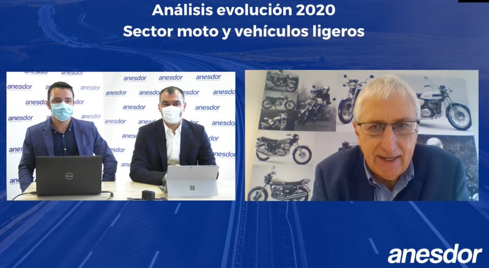 El director de Comunicación, el secretario general y el presidente de Anesdor. (Foto Anesdor) Webinario. Subida mercado motos 2021, caída 2020