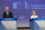 El negociador principal de la Comisión, Barnier, y la presidenta, Von der Leyen, en el anuncio del acuerdo.