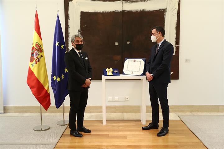 El CEO de Renault, Luca de Meo, condecorado por el presidente del Gobierno, Pedro Sánchez.