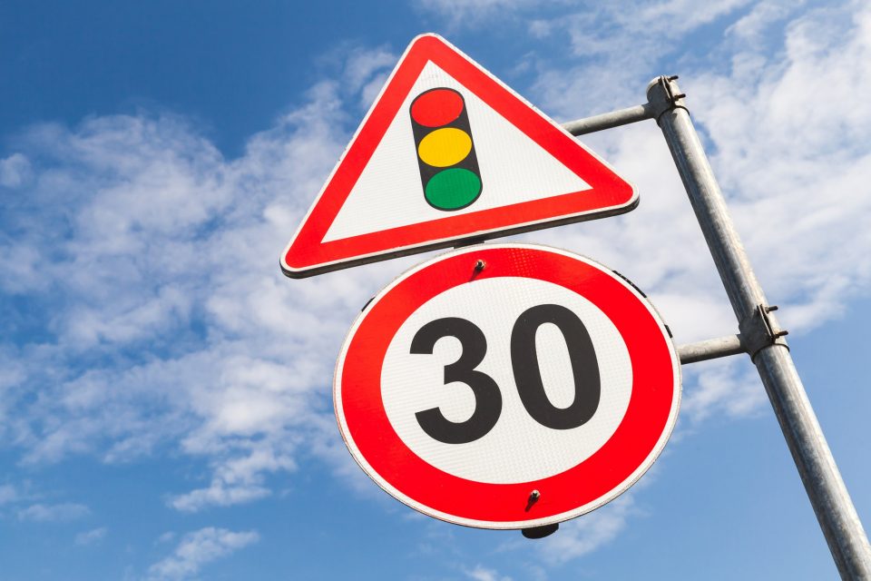 Baja el límite de velocidad a 30 km/h en ciudad para reducir la siniestralidad y mejorar la movilidad