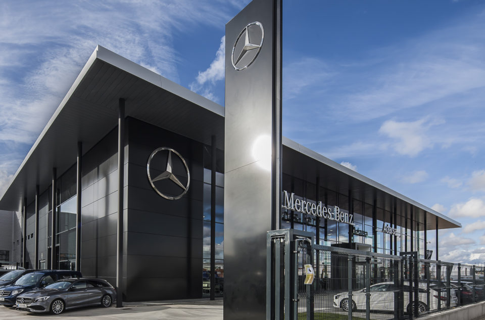La red Mercedes-Benz firma los nuevos contratos de distribución para pasar a agentes genuinos en 2024