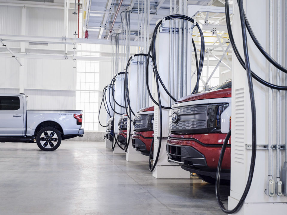 Ford sella acuerdos que aseguran las baterías y sus materias primas para 600.000 VE en 2023