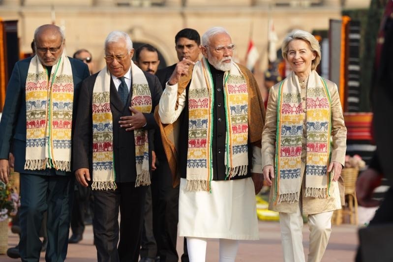 La presidenta de la Comisión Europea, Ursula von der Leyen, junto al primer ministro de India, Narendra Modi (centro) y el presidente del Consejo Europeo, António Costa.