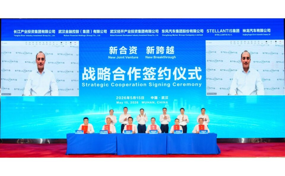 Ceremonia de firma del acuerdo entre Stellantis y Dongfeng.