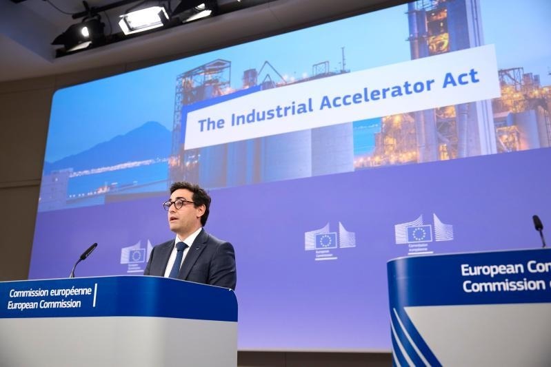 El vicepresidente de la Comisión Europea responsable de Prosperidad y Estrategia Industrial, Stéphane Séjourné, presentó la Ley de Aceleración Industrial (IAA).