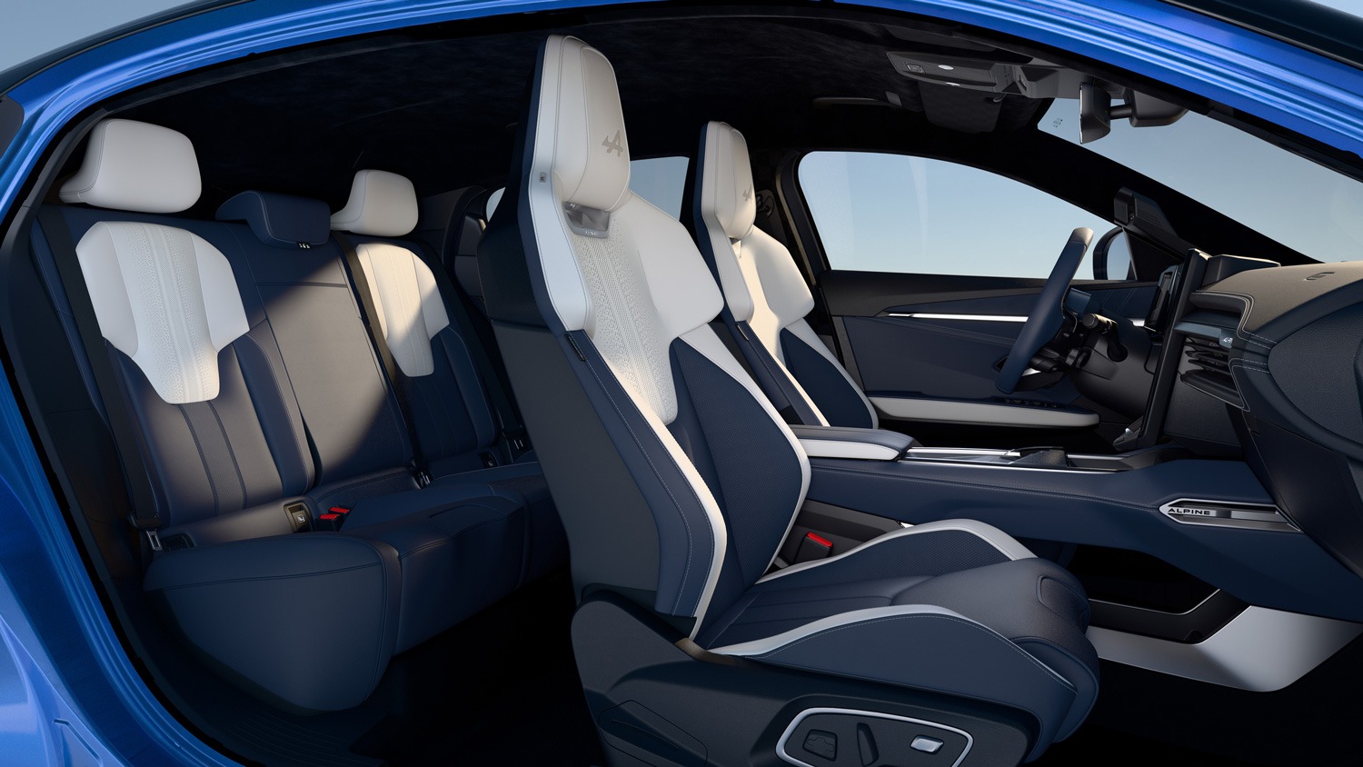 El interior de este nuevo modelo de Alpine es amplio y práctico. Pese a la acusada caída de la línea del techo atrás se pueden acomodar con holgura dos pasajeros. El A390 cuenta con detalles muy deportivos, como es el caso de los asientos, con una sujección lateral muy buena.