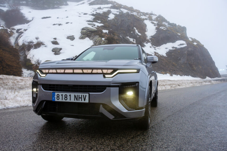 El Torres Actyon, nuevo buque insignia de la marca coreana KGM, es un coche muy atractivo en todos los aspectos. Luce un diseño muy llamativo y original y se desmarca con un interior muy amplio y confortable en el que se puede apreciar una calidad de acabado muy buena.