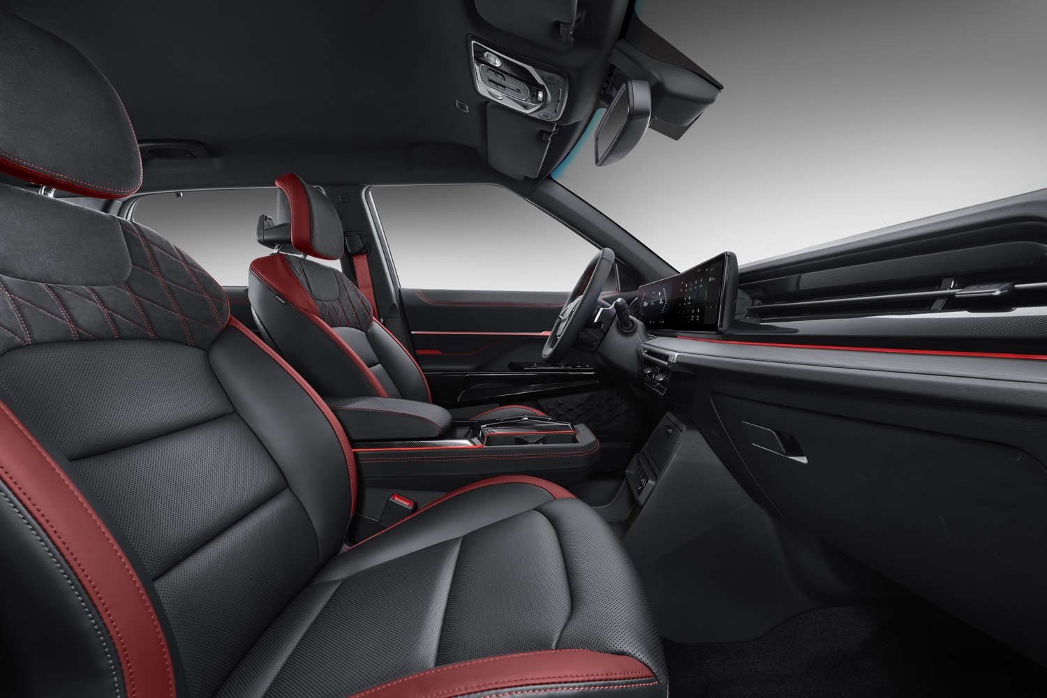 n el interior de este SUV coreano se puede apreciar una calidad de acabado muy buena, que nada tiene que envidiar a los modelos denominados premium. Detalles como las costuras en rojo en las tapicerías le dan, además, un toque deportivo.