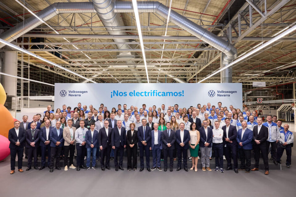 Inicio de producción del Skoda Epiq, el 4 de junio, con la presidenta de Navarra y el de la fábrica de Landaben en el centro de la imagen.