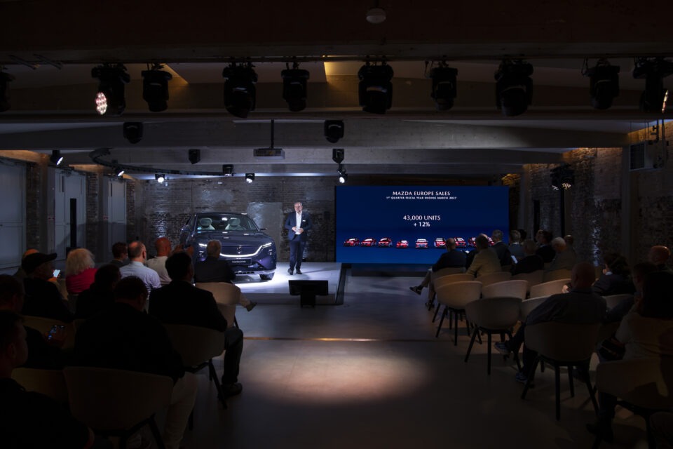 El CEO de Mazda Europa, Martijn ten Brink, en la presentación del CX-6e
