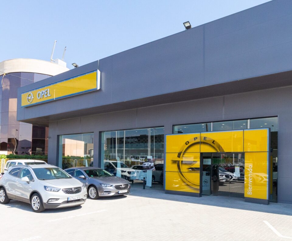 Los concesionarios de Peugeot y Citroën firman el nuevo contrato de distribución, los de Opel y los exFCA apuran los plazos