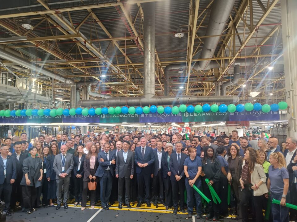 Foto de familia en el acto de celebración del inicio de producción del Leapmotor B10.