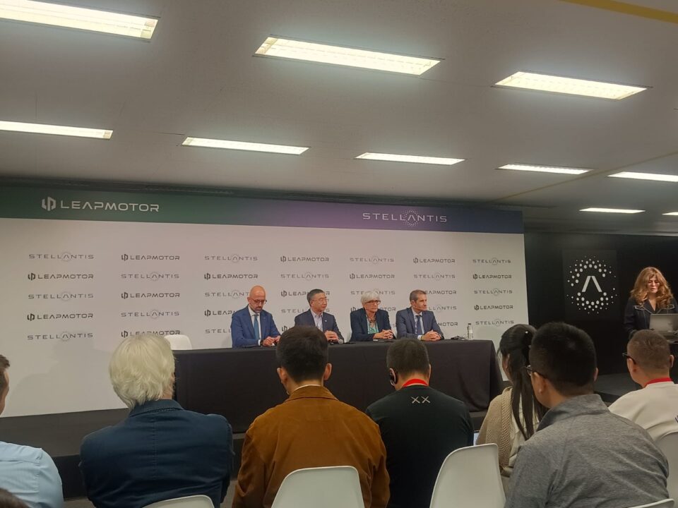 El CEO de Leapmotor Internacional, Danilo Annese, el presidente y fundador del fabricante chino, Zhu Jiangming, la responsable de 'joint venture' de Stellantis, Silvia Vernetti, y el líder de producción de Stellantis de los segmentos medios y pequeños, Oscar Fernández.